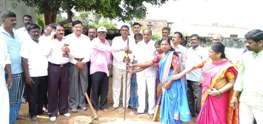 ಚಾಮರಾಜನಗರ ತಾಲ್ಲೂಕಿನ ಮಲ್ಲಯ್ಯನಪುರ ಸರ್ಕಾರಿ ಶಾಲೆಯಲ್ಲಿ ವಿವೇಕ ಕೊಠಡಿ ನಿರ್ಮಾಣಕ್ಕೆ ಶಾಸಕ ಸಿ.ಪುಟ್ಟರಂಗಶೆಟ್ಟಿ ಹಾಗೂ ಶಿಕ್ಷಣ ಇಲಾಖೆಯ ಅಧಿಕಾರಿಗಳು ಇತ್ತೀಚೆಗೆ ಚಾಲನೆ ನೀಡಿದರು