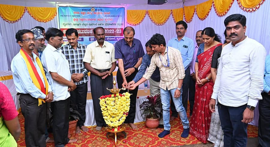 ಶೃಂಗೇರಿ ಪಟ್ಟಣದ ಅಭಿನವ ವಿದ್ಯಾತೀರ್ಥ ಪ್ರೌಢಶಾಲೆಯಲ್ಲಿ ತಾಲ್ಲೂಕು ಮಟ್ಟದ ಪ್ರಾಥಮಿಕ, ಪ್ರೌಢಶಾಲ ಶಿಕ್ಷಕರಿಗೆ ಆಯೋಜಿಸಿದ ಸಹಪಠ್ಯ ಚಟುವಟಿಕೆ ಕಾರ್ಯಕ್ರಮವನ್ನು ಕ್ಷೇತ್ರ ಶಿಕ್ಷಣಾಧಿಕಾರಿ ಹನುಮಂತರಾಯಪ್ಪ ಉದ್ಘಾಟಿಸಿದರು. 