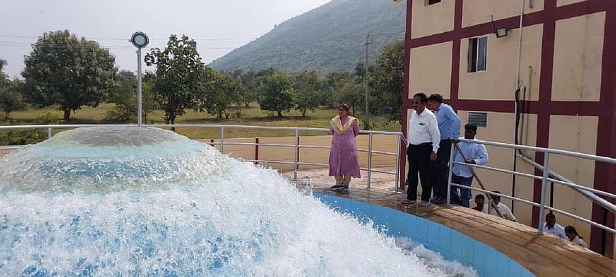 ಜಿಲ್ಲಾ ಪಂಚಾಯಿಸಿ ಸಿಇಒ ಕೆ.ಎಂ.ಗಾಯಿತ್ರಿ ಅವರು ಬಹುಗ್ರಾಮ ಕುಡಿಯುವ ನೀರು ಯೋಜನೆಯ ನೀರು ಶುದ್ಧೀಕರಣ ಘಟಕವನ್ನು ಪರಿಶೀಲಿಸಿದರು. ಅಧಿಕಾರಿಗಳು ಇದ್ದರು