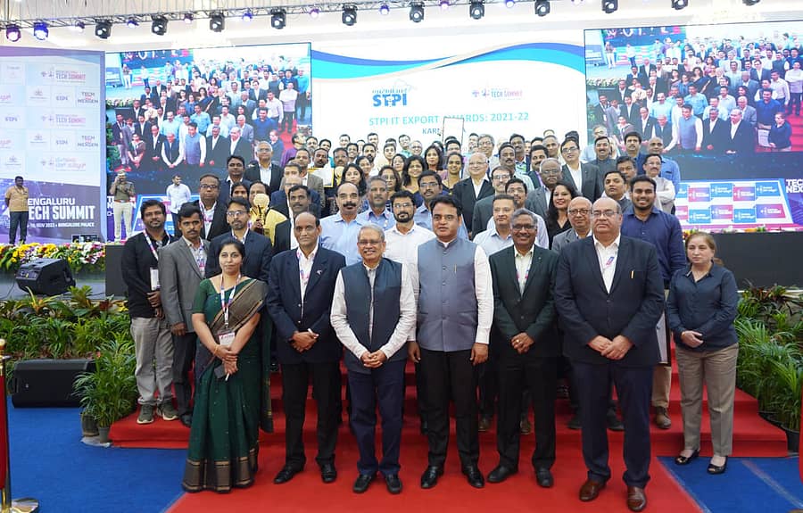 ಪ್ರಶಸ್ತಿ ಪುರಸ್ಕೃತರೊಂದಿಗೆ ಐಟಿ-ಬಿಟಿ ಇಲಾಖೆಯ ನಿರ್ದೇಶಕಿ ಮೀನಾ ನಾಗರಾಜ್‌, ಹೆಚ್ಚುವರಿ ಮುಖ್ಯ ಕಾರ್ಯದರ್ಶಿ ಇ.ವಿ.ರಮಣ ರೆಡ್ಡಿ,  ಐಟಿ ವಿಷನ್‌ ಗ್ರೂಪ್‌ ಅಧ್ಯಕ್ಷ ಕ್ರಿಸ್‌ ಗೋಪಾಲಕೃಷ್ಣನ್‌, ಸಚಿವ ಡಾ. ಸಿ.ಎನ್‌. ಅಶ್ವತ್ಥನಾರಾಯಣ, ಎಸ್‌ಟಿಪಿಐನ ಅರವಿಂದಕುಮಾರ್ ಮತ್ತು ಶೈಲೇಂದ್ರ ತ್ಯಾಗಿ ಇದ್ದರು.