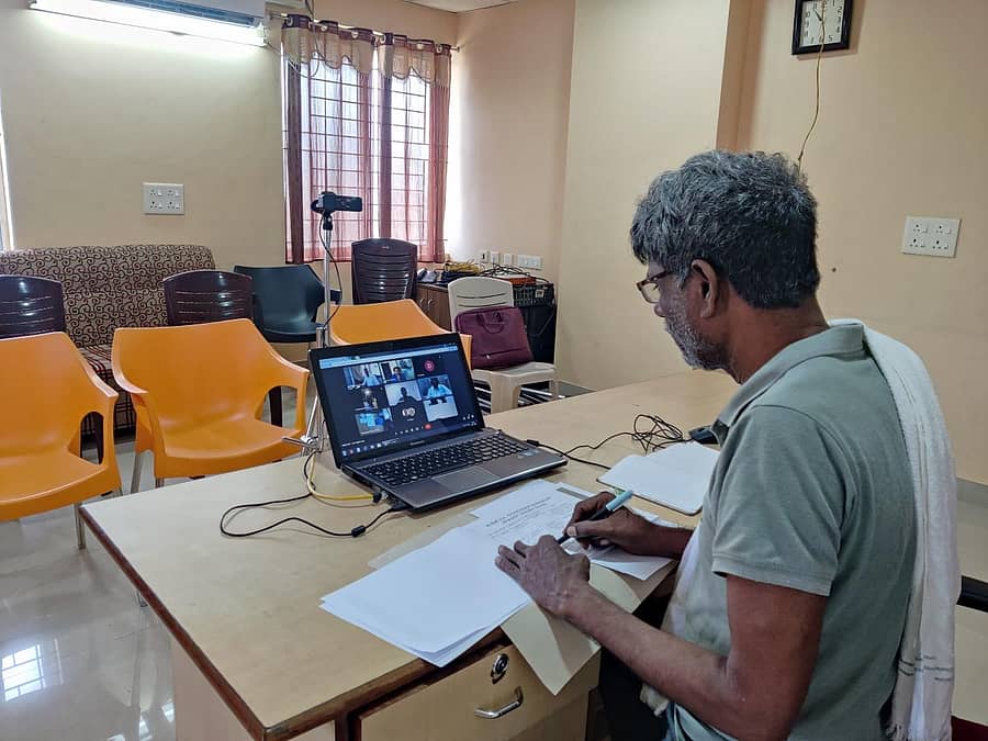 ಅನಾರೋಗ್ಯದ ಕಾರಣ ಉಡುಪಿಯ ಆದರ್ಶ ಆಸ್ಪತ್ರೆಯಲ್ಲಿ ಚಿಕಿತ್ಸೆ ಪಡೆಯುತ್ತಿರುವ ಸಮಾಜ ಕಲ್ಯಾಣ ಮತ್ತು ಹಿಂದುಳಿದ ವರ್ಗಗಳ ಕಲ್ಯಾಣ ಇಲಾಖೆ ಸಚಿವ ಕೋಟ ಶ್ರೀನಿವಾಸ ಪೂಜಾರಿ ಆಸ್ಪತ್ರೆಯಿಂದಲೇ ವಿಡಿಯೋ ಕಾನ್ಫರೆನ್ಸ್‌ ಮೂಲಕ ಇಲಾಖೆಯ ಪ್ರಗತಿ ಪರಿಶೀಲನಾ ಸಭೆ ನಡೆಸಿದರು.