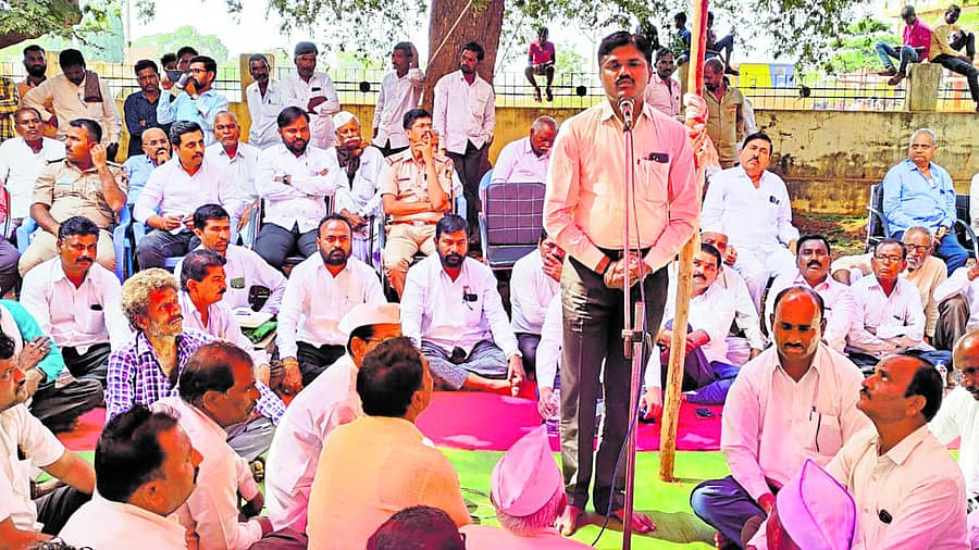 ಹುಮನಾಬಾದ್ ತಾಲ್ಲೂಕಿನ ಘಾಟಬೋರಾಳ ಗ್ರಾಮದಲ್ಲಿ ನಡೆದ ಸಭೆಯಲ್ಲಿ ತಹಶೀಲ್ದಾರ್ ಡಾ.ಪ್ರದೀಪಕುಮಾರ ಹಿರೇಮಠ ಮಾತನಾಡಿದರು