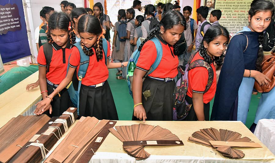 ಕನ್ನಡ ಶಾಲಾ ಮಕ್ಕಳ ಹಬ್ಬದ ಪ್ರದರ್ಶನ ಮಳಿಗೆಯಲ್ಲಿ ಮಕ್ಕಳು ತಾಳೆಗರಿಗಳನ್ನು ವೀಕ್ಷಿಸಿದರು –ಪ್ರಜಾವಾಣಿ ಚಿತ್ರ