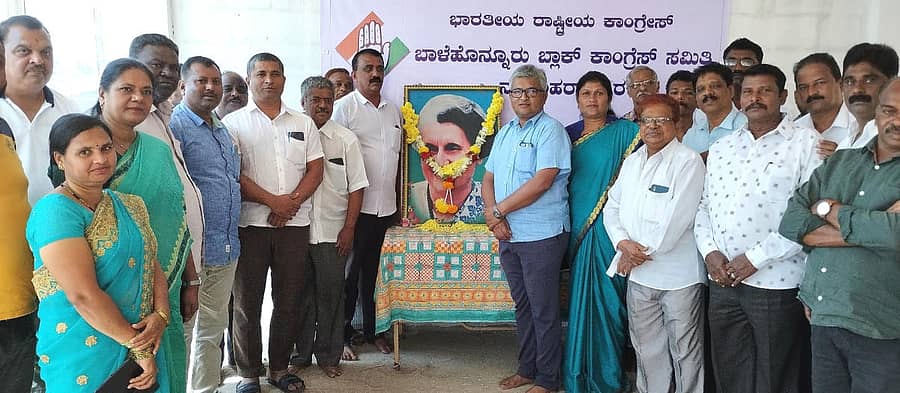 ನರಸಿಂಹರಾಜಪುರದ ತಾಲ್ಲೂಕು ಕಾಂಗ್ರೆಸ್ ಘಟಕದ ಕಚೇರಿಯಲ್ಲಿ ಶನಿವಾರ ನಡೆದ ಇಂದಿರಾಗಾಂಧಿ ಜಯಂತಿ ಕಾರ್ಯಕ್ರಮದಲ್ಲಿ ಜಿಲ್ಲಾ ಕಾಂಗ್ರೆಸ್ ಘಟಕದ ಅಧ್ಯಕ್ಷ ಡಾ.ಕೆ.ಪಿ.ಅಂಶುಮಂತ್, ಮುಖಂಡರು ಇದ್ದರು.