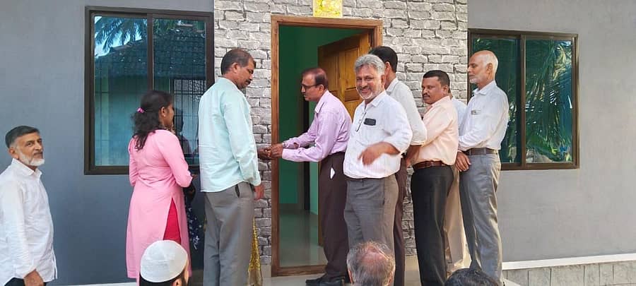ಜಮಾತೆ ಇಸ್ಲಾಮಿ ಹಿಂದ್ ಸಂಘಟನೆಯ ಹೂಡೆ ಶಾಖೆಯಿಂದ ನಿರ್ಮಿಸಲಾದ ಮನೆಯನ್ನು ಪಡುತೋನ್ಸೆ ಗುಜ್ಜರಬೆಟ್ಟಿನ ನಿವಾಸಿ ಶುಭಲಕ್ಷ್ಮಿ ಅವರಿಗೆ ಹಸ್ತಾಂತರಿಸಲಾಯಿತು.
