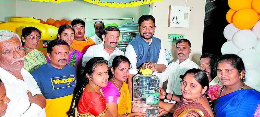 ಮುತ್ಕೂರು ಗ್ರಾಮದಲ್ಲಿ ಬಮೂಲ್‌ನಿಂದ ನಿರ್ಮಿಸಿರುವ ಶುದ್ಧ ಕುಡಿಯುವ ನೀರಿನ ಘಟಕವನ್ನು ಶಾಸಕ ಶರತ್ ಬಚ್ಚೇಗೌಡ ಉದ್ಘಾಟಿಸಿ ನೀರಿನ ಕ್ಯಾನ್‌ ವಿತರಿಸಿದರು