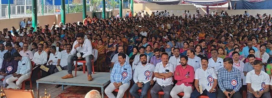 ಗುರು ವಂದನಾ ಕಾರ್ಯಕ್ರಮದಲ್ಲಿ ಭಾಗವಹಿಸಿದ್ದ ಶಿಕ್ಷಕರು