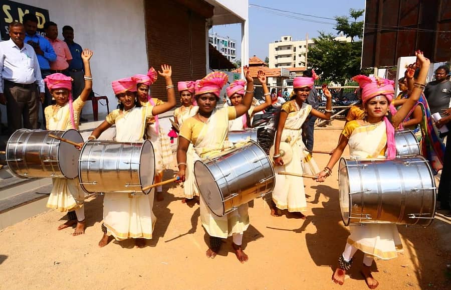 ಹೊಸಪೇಟೆಯಲ್ಲಿ ಏರ್ಪಡಿಸಿದ್ದ ಪ್ರತಿಭಾ ಕಾರಂಜಿಯಲ್ಲಿ ಬಾಲಕಿಯರು ಡೊಳ್ಳು ಬಾರಿಸಿದರು