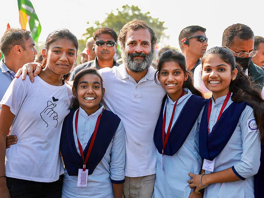 ಮಹಾರಾಷ್ಟ್ರದ ಬುಲ್ಡಾಣಾ ಜಿಲ್ಲೆಯಲ್ಲಿ ಭಾರತ್‌ ಜೋಡೊ ಯಾತ್ರೆಯ ಸಂದರ್ಭ ವಿದ್ಯಾರ್ಥಿಗಳ ಜೊತೆ ಕಾಂಗ್ರೆಸ್‌ ನಾಯಕ ರಾಹುಲ್‌ ಗಾಂಧಿ | ಪಿಟಿಐ ಚಿತ್ರ