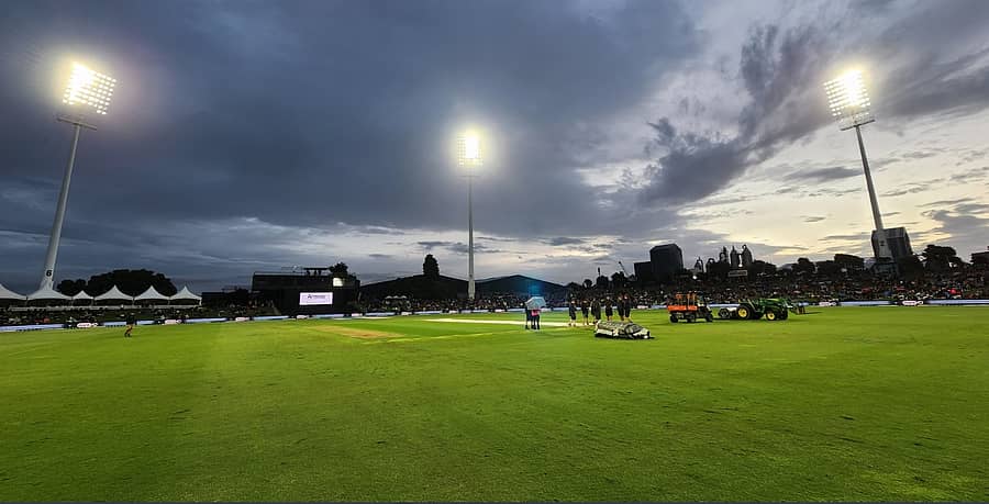 ಮಳೆ ಬಂದ ಕಾರಣಕ್ಕೆ ಪಂದ್ಯವನ್ನು ಸ್ಥಗಿತಗೊಳಿಸಲಾಗಿದೆ. (ಟ್ವಿಟರ್ ಚಿತ್ರ)