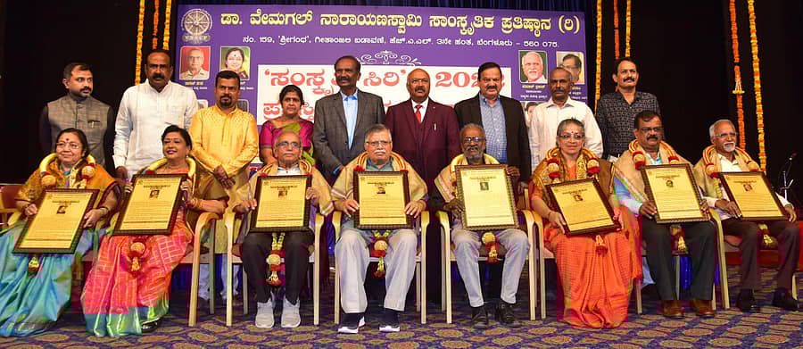 ವೇಮಗಲ್ ನಾರಾಯಣಸ್ವಾಮಿ ಸಾಂಸ್ಕೃತಿಕ ಪ್ರತಿಷ್ಠಾನ ವತಿಯಿಂದ ‘ಸಂಸ್ಕೃತಿ ಸಿರಿ’–2022 ಪ್ರಶಸ್ತಿಗೆ ಭಾಜನರಾದ ಗಾಯಕಿ ಕಸ್ತೂರಿ ಶಂಕರ್, ವಾಗ್ಮಿ ಸುಧಾ ಬರಗೂರು, ಲೇಖಕ ನಾಗೇಶ್ ಹೆಗಡೆ, ಕನ್ನಡಪರ ಹೋರಾಟಗಾರ ರಾಮಣ್ಣ ಕೋಡಿಹೊಸಳ್ಳಿ, ಸಾಹಿತಿ ಕೋಟಗಾನಹಳ್ಳಿ ರಾಮಯ್ಯ, ಕಾಡುಮಲ್ಲೇಶ್ವರ ಗೆಳೆಯರ ಬಳಗದ ಸಂಸ್ಥಾಪಕ ಅಧ್ಯಕ್ಷ ಬಿ.ಕೆ. ಶಿವರಾಂ, ನೃತ್ಯ ಗುರು ಸುಪರ್ಣ ವೆಂಕಟೇಶ್, ರಾಷ್ಟ್ರಕವಿ ಕುವೆಂಪು ಪ್ರತಿಷ್ಠಾನದ ಕಡಿದಾಳ್ ಪ್ರಕಾಶ್ ಅವರೊಂದಿಗೆ ಪ್ರತಿಷ್ಠಾನದ ಅಧ್ಯಕ್ಷ ವೇಮಗಲ್ ನಾರಾಯಣಸ್ವಾಮಿ, ಗೌರವ ಅಧ್ಯಕ್ಷ ಹಿ.ಜಿ. ಬೋರಲಿಂಗಯ್ಯ, ಪ್ರಧಾನ ಕಾರ್ಯದರ್ಶಿ ಆನಂದ ಮಾದಲಗೆರೆ, ಉಪ ಲೋಕಾಯುಕ್ತ ಕೆ.ಎನ್. ಫಣೀಂದ್ರ, ನಿವೃತ್ತ ಪ್ರಧಾನ ಕಾರ್ಯದರ್ಶಿ ಐ.ಎಂ. ವಿಠ್ಠಲಮೂರ್ತಿ ಉಪಸ್ಥಿತರಿದ್ದರು