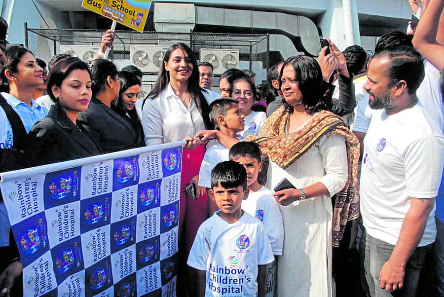 ನಗರದಲ್ಲಿ ಭಾನುವಾರ ನಡೆದ ವಾಕಥಾನ್ಗೆ ನಟಿ ಸಪ್ತಮಿ ಗೌಡ, ಸಂಚಾರ ಪೂರ್ವ ವಿಭಾಗದ ಡಿಸಿಪಿ ಕಲಾ ಕೃಷ್ಣಮೂರ್ತಿ ಭಾನುವಾರ ಚಾಲನೆ ನೀಡಿದರು.