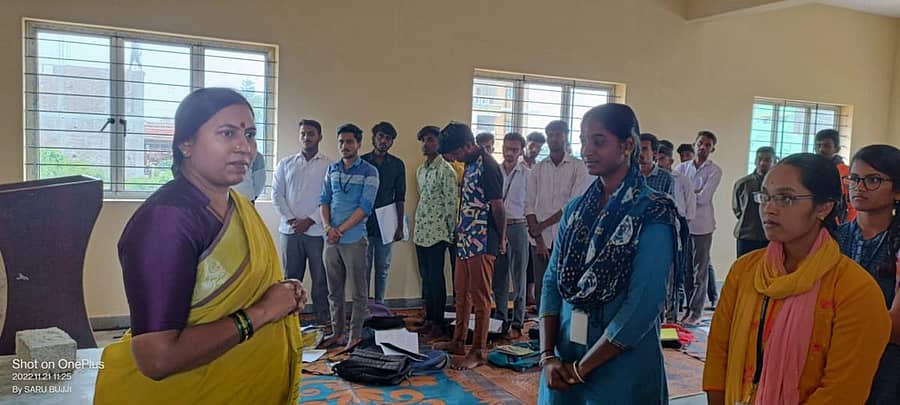 ಕೆಜಿಎಫ್‌ ಸರ್ಕಾರಿ ಪ್ರಥಮ ದರ್ಜೆ ಕಾಲೇಜಿಗೆ ಸೋಮವಾರ ಭೇಟಿ ನೀಡಿದ ಶಾಸಕಿ ಎಂ.ರೂಪಕಲಾ ವಿದ್ಯಾರ್ಥಿಗಳ ಜೊತೆ ಸಂವಾದ ನಡೆಸಿದರು