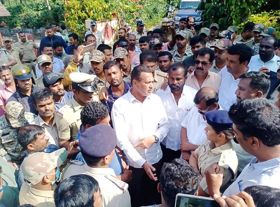 ಶೋಭಾ ಅವರ ಅಂತ್ಯಕ್ರಿಯೆಗೆ ಬಂದಿದ್ದ ಶಾಸಕ ಎಂ.ಪಿ ಕುಮಾರಸ್ವಾಮಿ ಸ್ಥಳೀಯರೊಂದಿಗೆ ಮಾತನಾಡಿದರು.