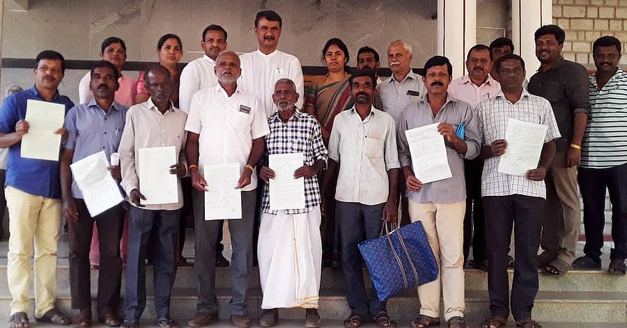 ಕೊಪ್ಪ ತಾಲ್ಲೂಕು ಕಚೇರಿಯಲ್ಲಿ ಸಾಗುವಳಿ ಚೀಟಿಯನ್ನು ವಿಧಾನ ಪರಿಷತ್ ಸದಸ್ಯ ಎಂ.ಕೆ.ಪ್ರಾಣೇಶ್ ವಿತರಿಸಿದರು. ತಹಶೀಲ್ದಾರ್ ವಿಮಲ ಸುಪ್ರಿಯಾ ಇದ್ದರು