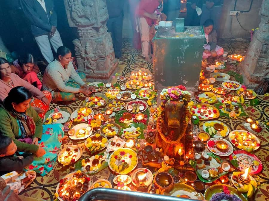 ಚಿಂತಾಮಣಿ ತಾಲ್ಲೂಕಿನ ಕೈವಾರದ ಭೀಮಲಿಂಗೇಶ್ವರ ಸ್ವಾಮಿ ದೇವಾಲಯದಲ್ಲಿ ಸೋಮವಾರ ಮಹಿಳೆಯರು ದೀಪ ಬೆಳಗಿಸುತ್ತಿರುವುದು