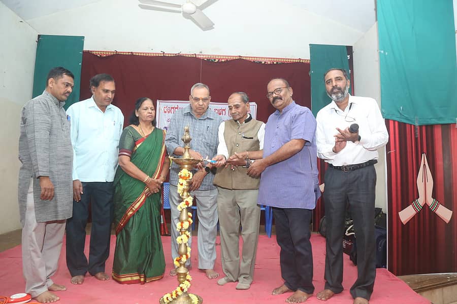 ರಂಗ ರೇಖಾ ಕಲಾ ಬಳಗ ಹಾಗೂ ಕನ್ನಡ ಮತ್ತು ಸಂಸ್ಕೃತಿ ಇಲಾಖೆ ಸಹಯೋಗದಲ್ಲಿ ಹುಬ್ಬಳ್ಳಿಯ ಮಹಾರಾಷ್ಟ್ರ ಮಂಡಳದಲ್ಲಿ ಇತ್ತೀಚೆಗೆ ಜರುಗಿದ ಸಂಗೀತ ಕಾರ್ಯಕ್ರಮವನ್ನು ಈಶ್ವರ ದೇವಸ್ಥಾನದ ಚೇರ್ಮನ್ ಲಕ್ಷ್ಮಣ ಒಕ್ ಉದ್ಘಾಟಿಸಿದರು