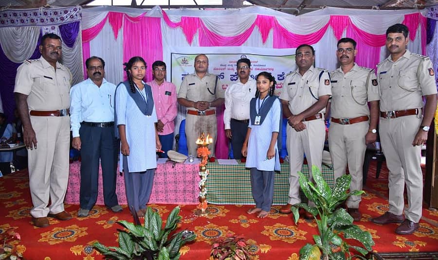 ಹೊಸಪೇಟೆಯಲ್ಲಿ ಬುಧವಾರ ಏರ್ಪಡಿಸಿದ್ದ ‘ಸ್ಟೂಡೆಂಟ್ ಪೊಲೀಸ್ ಕೆಡೆಟ್’ ಕಾರ್ಯಕ್ರಮವನ್ನು ಜಿಲ್ಲಾ ಪೊಲೀಸ್ ವರಿಷ್ಠಾಧಿಕಾರಿ ಶ್ರೀಹರಿಬಾಬು ಬಿ.ಎಲ್. ಉದ್ಘಾಟಿಸಿದರು