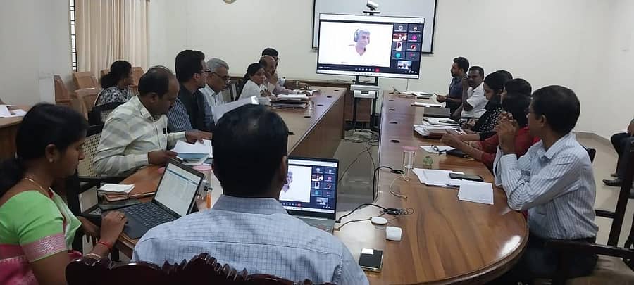 ಸಚಿವ ಕೋಟ ಶ್ರೀನಿವಾಸ ಪೂಜಾರಿ ಅವರು ಬುಧವಾರ ಹಮ್ಮಿಕೊಂಡ ವಿಡಿಯೊ ಕಾನ್ಫರೆನ್ಸ್ ಸಭೆಯಲ್ಲಿ ಜಿಲ್ಲಾಧಿಕಾರಿ ಪ್ರಭುಲಿಂಗ ಕವಳಿಕಟ್ಟಿ, ಜಿ.ಪಂ. ಸಿ.ಇ.ಒ. ಪ್ರಿಯಾಂಗಾ.ಎಂ, ಎ.ಡಿ.ಸಿ ರಾಜು ಮೊಗವೀರ ಹಾಗೂ ವಿವಿಧ ಅಧಿಕಾರಿಗಳು ಭಾಗವಹಿಸಿದ್ದರು