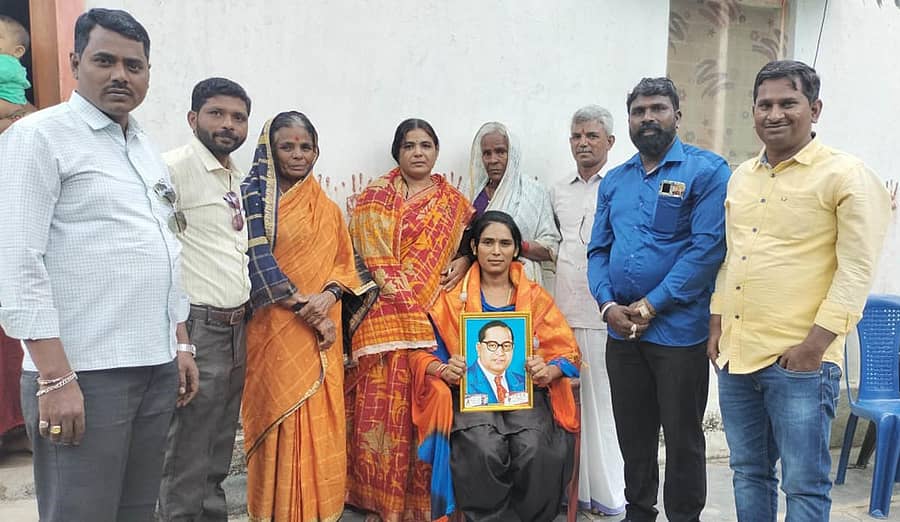 ಸರ್ಕಾರಿ ಶಿಕ್ಷಕ ಹುದ್ದೆಗೆ ಆಯ್ಕೆಯಾಗಿರುವ ನೀರಮಾನ್ವಿ ಗ್ರಾಮದ ಅಶ್ವತ್ಥಾಮ(ಪೂಜಾ) ಅವರನ್ನು ಸಂಘ–ಸಂಸ್ಥೆಗಳ ಮುಖಂಡರು ಸನ್ಮಾನಿಸಿದರು