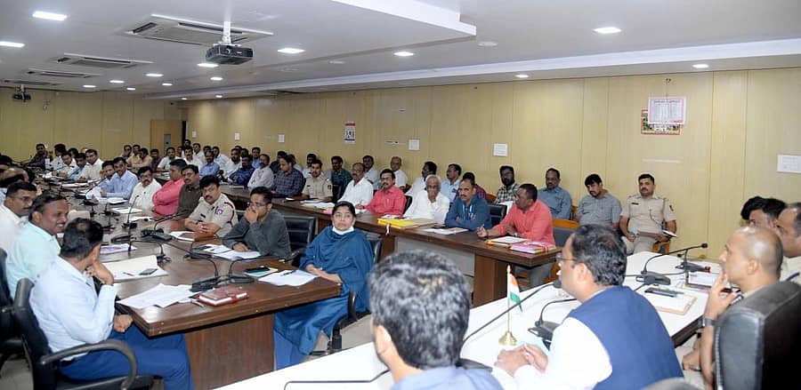 ಬೆಳಗಾವಿಯಲ್ಲಿ ಬುಧವಾರ ನಡೆದ ಚಳಿಗಾಲ ಅಧಿವೇಶನದ ಪೂರ್ವಭಾವಿ ಸಭೆಯಲ್ಲಿ ಡಿ.ಸಿ ನಿತೇಶ್ ಪಾಟೀಲ ಮಾತನಾಡಿದರು. ಎಚ್.ವಿ.ದರ್ಶನ್, ಡಾ.ಎಂ.ಬಿ.ಬೋರಲಿಂಗಯ್ಯ, ಡಾ.ಸಂಜೀವ್ ಪಾಟೀಲ ಇದ್ದಾರೆ