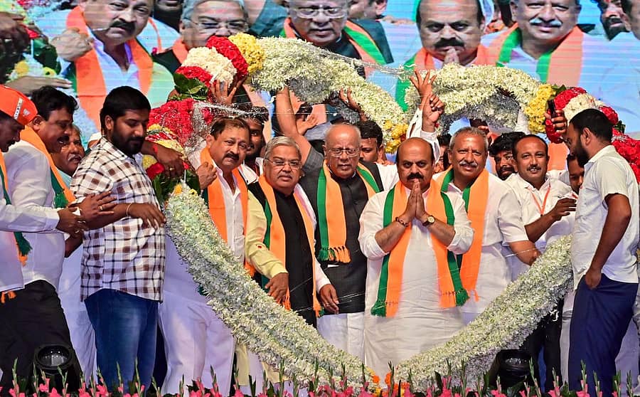 ದಾವಣಗೆರೆ ಜಿಲ್ಲೆಯ ಜಗಳೂರಿನಲ್ಲಿ ಬಿಜೆಪಿ ಆಯೋಜಿಸಿದ್ದ ಜನಸಂಕಲ್ಪ ಯಾತ್ರೆಯಲ್ಲಿ ಮುಖ್ಯಮಂತ್ರಿ ಬಸವರಾಜ ಬೊಮ್ಮಾಯಿ ಅವರನ್ನು ಹೂವಿನ ಹಾರದಿಂದ ಸನ್ಮಾನಿಸಲಾಯಿತು –ಪ್ರಜಾವಾಣಿ ಚಿತ್ರ/ ಸತೀಶ ಬಡಿಗೇರ್