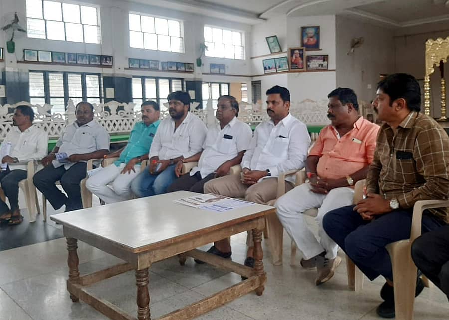 ದೊಡ್ಡಬಳ್ಳಾಪುರದಲ್ಲಿ ಬುಧವಾರ ನಡೆದ ಪತ್ರಿಕಾಗೋಷ್ಠಿಯಲ್ಲಿ ದರ್ಗಾಜೋಗಿಹಳ್ಳಿ ಗ್ರಾಮ ಪಂಚಾಯಿತಿ ಸದಸ್ಯ ನಾಗೇಶ್ ಮಾತನಾಡಿದರು