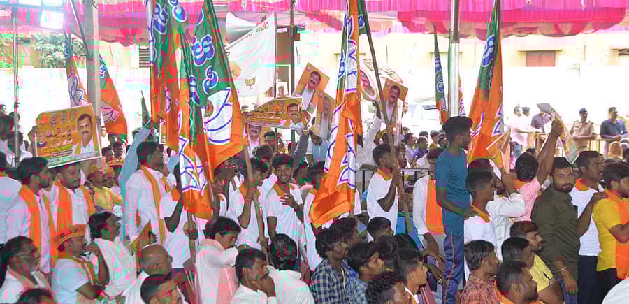 ಹರಿಹರದಲ್ಲಿ ನಡೆದ ಜನ ಸಂಕಲ್ಪ ಯಾತ್ರೆಯಲ್ಲಿ ಬಿಜೆಪಿ ಟಿಕೆಟ್‌ ಆಕಾಂಕ್ಷಿಗಳಾಗಿರುವ ಮಾಜಿ ಶಾಸಕ ಬಿ.ಪಿ. ಹರೀಶ್‌ ಹಾಗೂ ಮುಖಂಡ ಚಂದ್ರಶೇಖರ ಪೂಜಾರ್‌ ಅವರ ಬೆಂಬಲಿಗರು ಫೋಟೊ ಹಿಡಿದು ಶಕ್ತಿ ಪ್ರದರ್ಶಿಸಲು ಪೈಪೋಟಿಗೆ ಇಳಿದ ಕ್ಷಣ (ಎಡಚಿತ್ರ). ಜನ ಸಂಕಲ್ಪ ಯಾತ್ರೆಯನ್ನು ಮುಖ್ಯಮಂತ್ರಿ ಬಸವರಾಜ ಬೊಮ್ಮಾಯಿ ಉದ್ಘಾಟಿಸಿದರು.