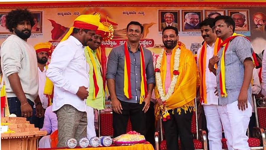 ಹುಕ್ಕೇರಿಯಲ್ಲಿ ಬುಧವಾರ ಜರುಗಿದ ರಾಜ್ಯೋತ್ಸವ ಸಮಾರಂಭದಲ್ಲಿ ಹಿರಾ ಶುಗರ್ಸ್ ಅಧ್ಯಕ್ಷ ನಿಖಿಲ್‌ ಕತ್ತಿ ಅವರನ್ನು ಸತ್ಕರಿಸಿದರು. ಚಿತ್ರ ನಟ ಡಾಲಿ ಧನಂಜಯ್ ಇದ್ದಾರೆ