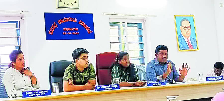 ವಿರಾಜಪೇಟೆ ಪುರಸಭೆಯ ತುರ್ತು ಸಭೆಯು ಅಧ್ಯಕ್ಷೆ ಸುಶ್ಮಿತಾ ಅವರ ಅಧ್ಯಕ್ಷತೆಯಲ್ಲಿ ಬುಧವಾರ ನಡೆಯಿತು