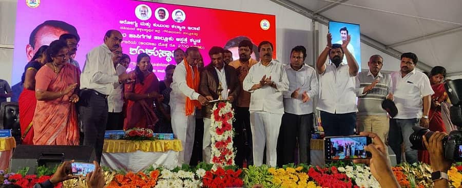 ಗೌರಿಬಿದನೂರಿನಲ್ಲಿ 100 ಆಸ್ಪತ್ರೆ ನಿರ್ಮಾಣದ ಶಂಕುಸ್ಥಾಪನೆ ಕಾರ್ಯಕ್ರಮವನ್ನು ಸಚಿವರಾದ ಡಾ.ಕೆ.ಸುಧಾಕರ್, ಎಂ.ಟಿ.ಬಿ.ನಾಗರಾಜ್ ಬುಧವಾರ ಉದ್ಘಾಟಿಸಿದರು