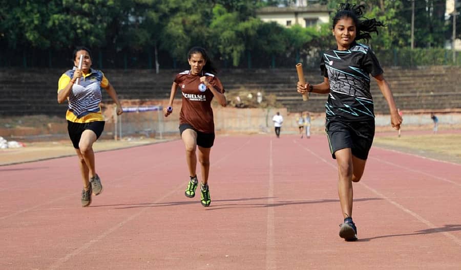 ಕ್ರೀಡಾಕೂಟದ ರಿಲೆಯಲ್ಲಿ ಅಂತಿಮ ಗೆರೆಯತ್ತ ಮುನ್ನುಗ್ಗಿದ ಬಾಲಕಿಯರು