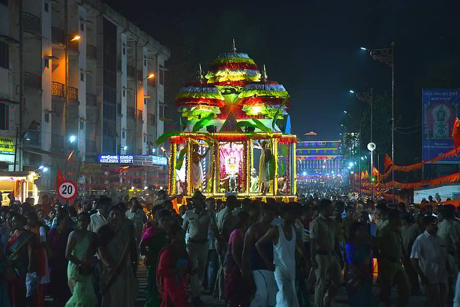 ರಥಬೀದಿಯಿಂದ ಕಾಶಿಕಟ್ಟೆ ತನಕ ಬೆಳಗಿದ ಲಕ್ಷ ಹಣತೆ ದೀಪದ ನಡುವೆ ಕುಕ್ಕೆ ಶ್ರೀ ಸುಬ್ರಹ್ಮಣ್ಯ ದೇವರ ಚಂದ್ರಮಂಡಲ ರಥೋತ್ಸವ ನೆರವೇರಿತು.