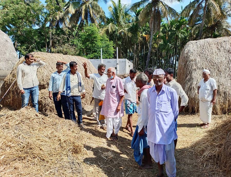 ಶಿಗ್ಗಾವಿ ತಾಲ್ಲೂಕಿನ ನಾರಾಯಣಪುರ ಗ್ರಾಮದಲ್ಲಿ ರೈತ ಸಿದ್ದಲಿಂಗೇಶ್ವರ ಕಲಿವಾಳ ತಯಾರಿಸಿರುವ ಸಾವಯವ ಗೊಬ್ಬರದ ತೊಟ್ಟಿ, ಎರೆಹುಳಗಳ ಬಗ್ಗೆ ರೈತರಿಗೆ ಮಾಹಿತಿ ನೀಡುತ್ತಿರುವದು.