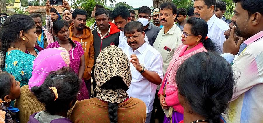 ವಿಜಯಪುರ ಹೋಬಳಿ ಮಂಡಿಬೆಲೆ ಗ್ರಾಮ ಪಂಚಾಯಿತಿ ವ್ಯಾಪ್ತಿಯ ಧರ್ಮಪುರ ಗ್ರಾಮಸ್ಥರು ಮೂಲ ಸೌಕರ್ಯಕ್ಕೆ ಆಗ್ರಹಿಸಿ ಶಾಸಕ ನಿಸರ್ಗ ನಾರಾಯಣಸ್ವಾಮಿ ಅವರಿಗೆ ಮುತ್ತಿಗೆ ಹಾಕಿದರು