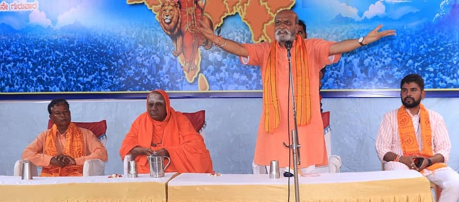 ಆಜಾದ್ ಹಿಂದೂ ಸೇನೆಯ ಕಾರ್ಯಾಲಯ ಉದ್ಘಾಟನಾ ಸಮಾರಂಭದಲ್ಲಿ ಶ್ರೀರಾಮಸೇನೆ ಅಧ್ಯಕ್ಷ ಪ್ರಮೋದ್ ಮುತಾಲಿಕ್ ಮಾತನಾಡಿದರು. ಉಪ್ಪಾರ ಸಮುದಾಯದ 88 ಗಡಿಕಟ್ಟೆಮನೆಪೀಠದ ಮಂಜುನಾಥ ಸ್ವಾಮೀಜಿ, ವಾಟಾಳು ಶ್ರೀಗಳು, ಆಜಾದ್ ಹಿಂದೂ ಸೇನೆಯ ರಾಜ್ಯಾಧ್ಯಕ್ಷ ಎಂ.ಎಸ್.ಪೃಥ್ವಿರಾಜ್ ಇದ್ದರು