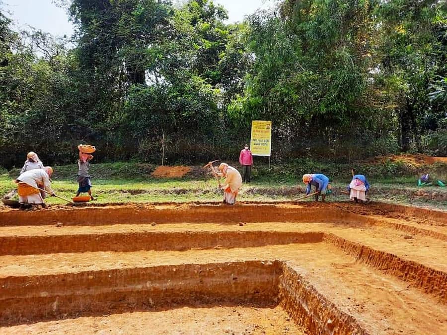 ಕಾಡೂರು ಗ್ರಾಮ ಪಂಚಾಯಿತಿ ವ್ಯಾಪ್ತಿಯಲ್ಲಿ ನರೇಗಾ ಯೋಜನೆಯಡಿ ನಿರ್ಮಾಣಗೊಂಡಿರುವ ಮದಗ