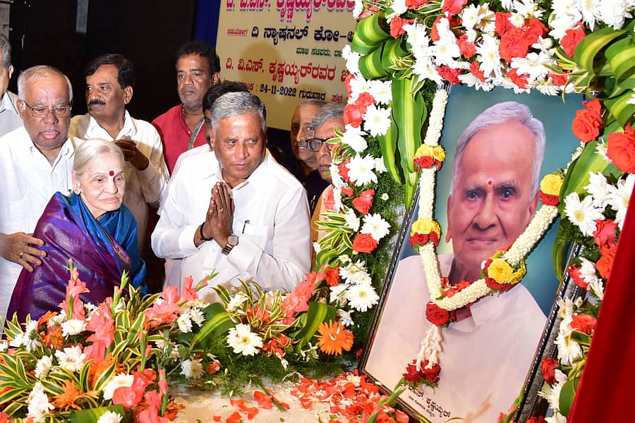 ಕೃಷ್ಣಯ್ಯರ್ ಜನ್ಮ ಶತಮಾನೋತ್ಸವ ಕಾರ್ಯಕ್ರಮದಲ್ಲಿ ಅವರ ಭಾವಚಿತ್ರಕ್ಕೆ ಮಾಜಿ ಸಚಿವರಾದ ಪಿ.ಜಿ.ಆರ್. ಸಿಂಧ್ಯಾ, ಸುಮಿತ್ರಾ ಕೃಷ್ಣಯ್ಯರ್, ಸಚಿವ ವಿ.ಸೋಮಣ್ಣ ಪುಷ್ಪ ನಮನ ಸಲ್ಲಿಸಿದರು–ಪ್ರಜಾವಾಣಿ ಚಿತ್ರ.