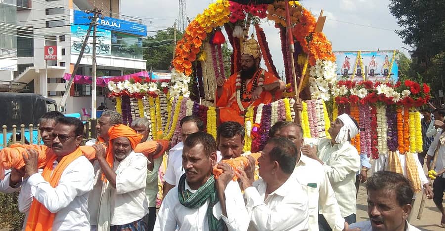 ಹಾನಗಲ್ ಪ್ರಮುಖ ಬೀದಿಗಳಲ್ಲಿ ಗುರುವಾರ ಕಾಶಿಪೀಠದ ಡಾ.ಮಲ್ಲಿಕಾರ್ಜುನ ವಿಶ್ವಾರಾಧ್ಯ ಶ್ರೀಗಳ ಅಡ್ಡಪಲ್ಲಕ್ಕಿ ಮಹೋತ್ಸವ ನಡೆಯಿತು