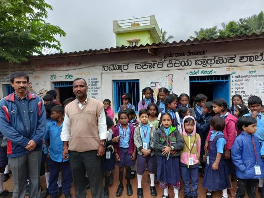 ಮಾಲೂರು ಪಟ್ಟಣದ 9ನೇ ವಾರ್ಡ್ ನಲ್ಲಿರುವ ಸರ್ಕಾರಿ ಪ್ರಾಥಮಿಕ ಶಾಲಾ ಮಕ್ಕಳು ಶಾಲೆಯಿಂದ ಹೊರ ಬಂದು ಬೇರೆ ಕಟ್ಟಡಕ್ಕೆ ವರ್ಗಾಯಿಸಿ ಎಂದು ಒತ್ತಾಯಿಸಿದರು