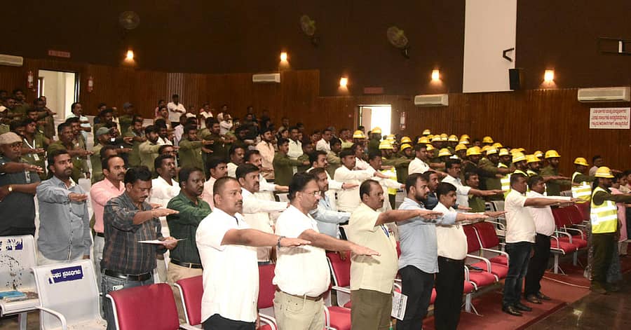 ಚಿತ್ರದುರ್ಗದ ತರಾಸು ರಂಗಮಂದಿರದಲ್ಲಿ ಗುರುವಾರ ನಡೆದ ಸಮಾರಂಭದಲ್ಲಿ ಬೆಸ್ಕಾಂ ನೌಕರರು ವಿದ್ಯುತ್‌ ಸುರಕ್ಷತೆಯ ಪ್ರತಿಜ್ಞಾವಿಧಿ ಸ್ವೀಕರಿಸಿದರು.