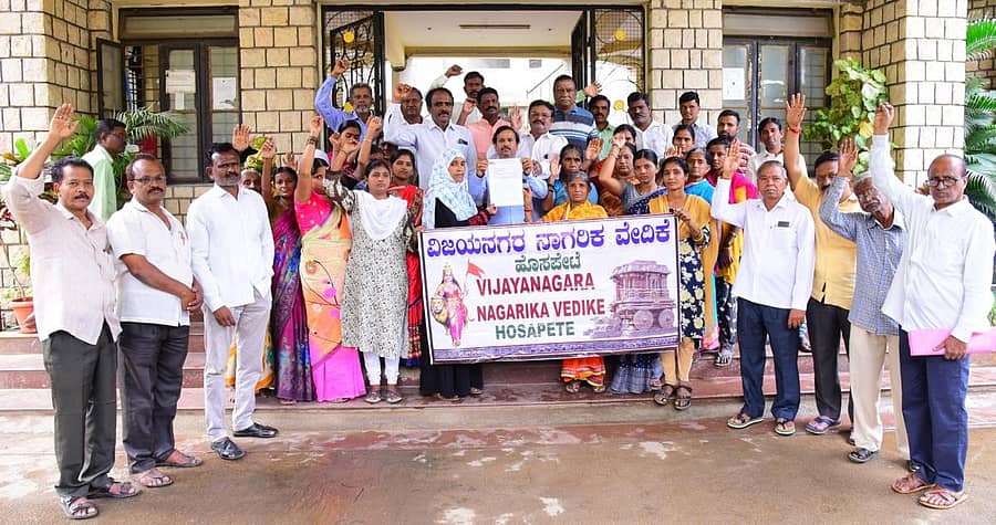 ವಿಜಯನಗರ ನಾಗರಿಕ ವೇದಿಕೆ, ಹಿಂದುಳಿದ ವರ್ಗಗಳ ಒಕ್ಕೂಟ, ಗಂಗಾಪರಮೇಶ್ವರಿ ಮಹಿಳಾ ಕ್ಷೇಮಾಭಿವೃದ್ಧಿ ಸಂಘದ ಕಾರ್ಯಕರ್ತರು ಶುಕ್ರವಾರ ಹೊಸಪೇಟೆ ತಹಶೀಲ್ದಾರ್ ಕಚೇರಿ ಎದುರು ಪ್ರತಿಭಟನೆ ನಡೆಸಿದರು–ಪ್ರಜಾವಾಣಿ ಚಿತ್ರ