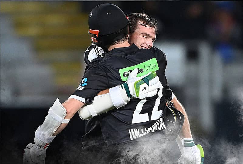 ನ್ಯೂಜಿಲೆಂಡ್ ಜಯ ಸಾಧಿಸಿದ ಬಳಿಕ ಟಾಮ್ ಲಥಾಮ್ ಹಾಗೂ ಕೇನ್ ವಿಲಿಯಮ್ಸನ್ ಸಂಭ್ರಮ (ಚಿತ್ರಕೃಪೆ: Twitter / @BLACKCAPS)