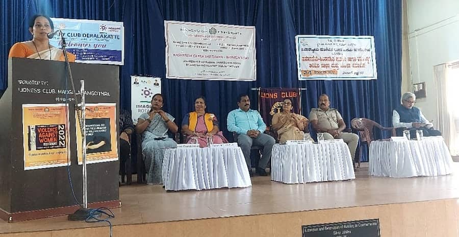 ಅಸೈಗೋಳಿಯಲ್ಲಿ ಮಹಿಳಾ ದೌರ್ಜನ್ಯ ವಿರೋದಿ ದಿನಾಚರಣೆಯ ಅಂಗವಾಗಿ ಗುರುವಾರ ನಡೆದ ಕಾರ್ಯಕ್ರಮದಲ್ಲಿ ವಿದ್ಯಾರತ್ನ ಶಾಲೆಯ ಸೌಮ್ಯಾ ಆರ್ ಶೆಟ್ಟಿ ಮಾತನಾಡಿದರು