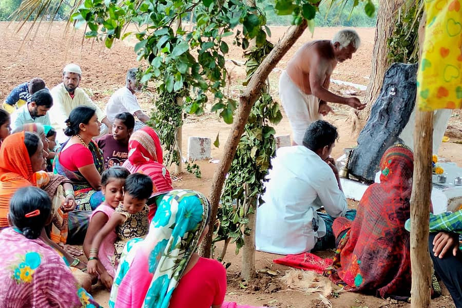 ಹನುಮಸಾಗರ ಸಮೀಪದ ಹಿರೇಗೊಣ್ಣಾಗರ ಗ್ರಾಮದಲ್ಲಿ ಗುರುವಾರ ಮುಸ್ಲಿಂ ಕುಟುಂಬಗಳಿಂದ ಆಂಜನೇಯ ಮೂರ್ತಿಗೆ ಅಭಿಷೇಕ ಕಾರ್ಯಕ್ರಮ ನಡೆಯಿತು