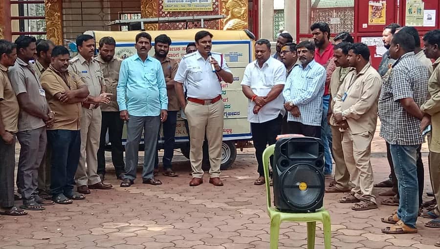 ಹುಬ್ಬಳ್ಳಿಯ ಇಂದಿರಾಗಾಜಿನ ಮನೆ ಎದುರು ಶುಕ್ರವಾರ ನಡೆದ ಕಾರ್ಯಕ್ರಮದಲ್ಲಿ ಪೂರ್ವ ಸಂಚಾರ ಠಾಣೆ ಇನ್‌ಸ್ಪೆಕ್ಟರ್‌ ಸಿ.ಎನ್‌. ಕಾಡದೇವರಮಠ ಮಾತನಾಡಿದರು