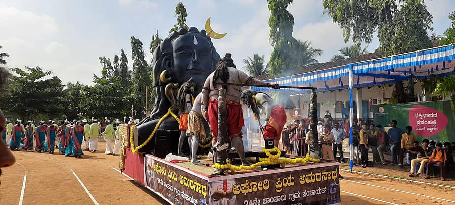 ‘ಹೊಳಪು’ ಕಾರ್ಯಕ್ರಮದ ಪಥ ಸಂಚಲನದಲ್ಲಿ ಗಮನ ಸೆಳೆದ ಚಾಂತಾರು ಗ್ರಾಮ ಪಂಚಾಯಿತಿಯ ಅಘೋರಿಗಳ ಸ್ತಬ್ಧಚಿತ್ರ