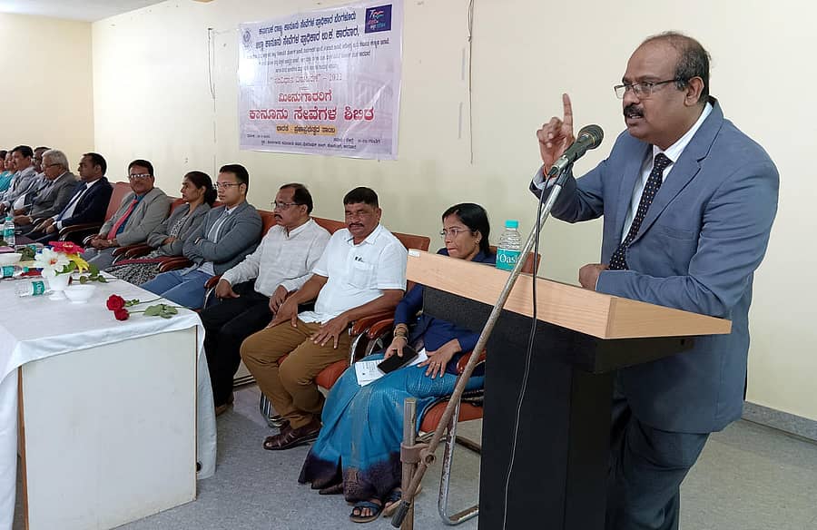 ‘ಸಂವಿಧಾನ ದಿನಾಚರಣೆ’ಯ ಅಂಗವಾಗಿ ಕಾರವಾರದಲ್ಲಿ ಜಿಲ್ಲಾ ಕಾನೂನು ಸೇವೆಗಳ ಪ್ರಾಧಿಕಾರವು ಶನಿವಾರ ಆಯೋಜಿಸಿದ ಮೀನುಗಾರರಿಗೆ ಕಾನೂನು ಸೇವೆಗಳ ಶಿಬಿರವನ್ನು ಉದ್ಘಾಟಿಸಿ ಪ್ರಧಾನ ಜಿಲ್ಲಾ ಮತ್ತು ಸೆಷನ್ಸ್ ನ್ಯಾಯಾಲಯದ ನ್ಯಾಯಾಧೀಶ ಡಿ.ಎಸ್.ವಿಜಯಕುಮಾರ್ ಮಾತನಾಡಿದರು