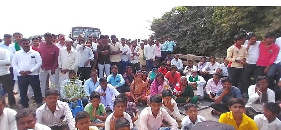 ಚಡಚಣದಿಂದ ಶಿರಾಡೋಣ ಗ್ರಾಮದ ವರೆಗಿನ ಸಂಪೂರ್ಣ ಹದಗೆಟ್ಟ ರಸ್ತೆಯನ್ನು ದುರಸ್ಥಿಗೊಳಿಸುವಂತೆ ಶಿರಾಡೋಣ ಗ್ರಾಮಸ್ಥರು ಶನಿವಾರ ರಾಜ್ಯ ಹೆದ್ದಾರಿ ತಡೆದು ಪ್ರತಿಭಟನೆ ನಡೆಸಿದರು