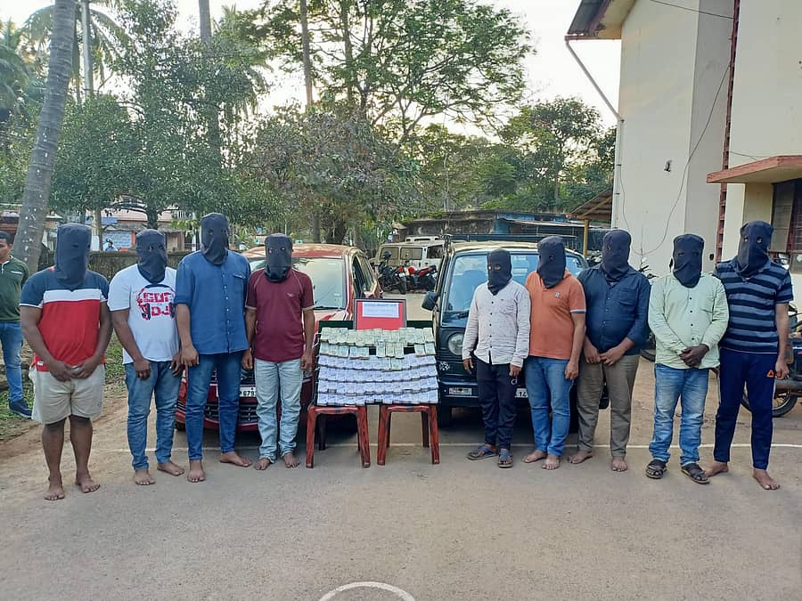 ವಶಪಡಿಸಿದ ಸೊತ್ತುಗಳೊಂದಿಗೆ ಆರೋಪಿಗಳು (ಪ್ರಜಾವಾಣಿ ಚಿತ್ರ)